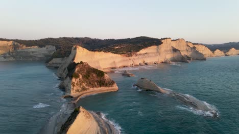 Enfoque-Aéreo-Bajo-En-El-Cabo-Drastis-A-La-Hora-Dorada,-Corfú,-Grecia