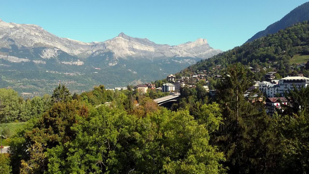 volando hacia arriba para revelar la ciudad de saint gervais, en los alpes franceses