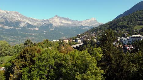 Volando-Hacia-Arriba-Para-Revelar-La-Ciudad-De-Saint-Gervais,-En-Los-Alpes-Franceses