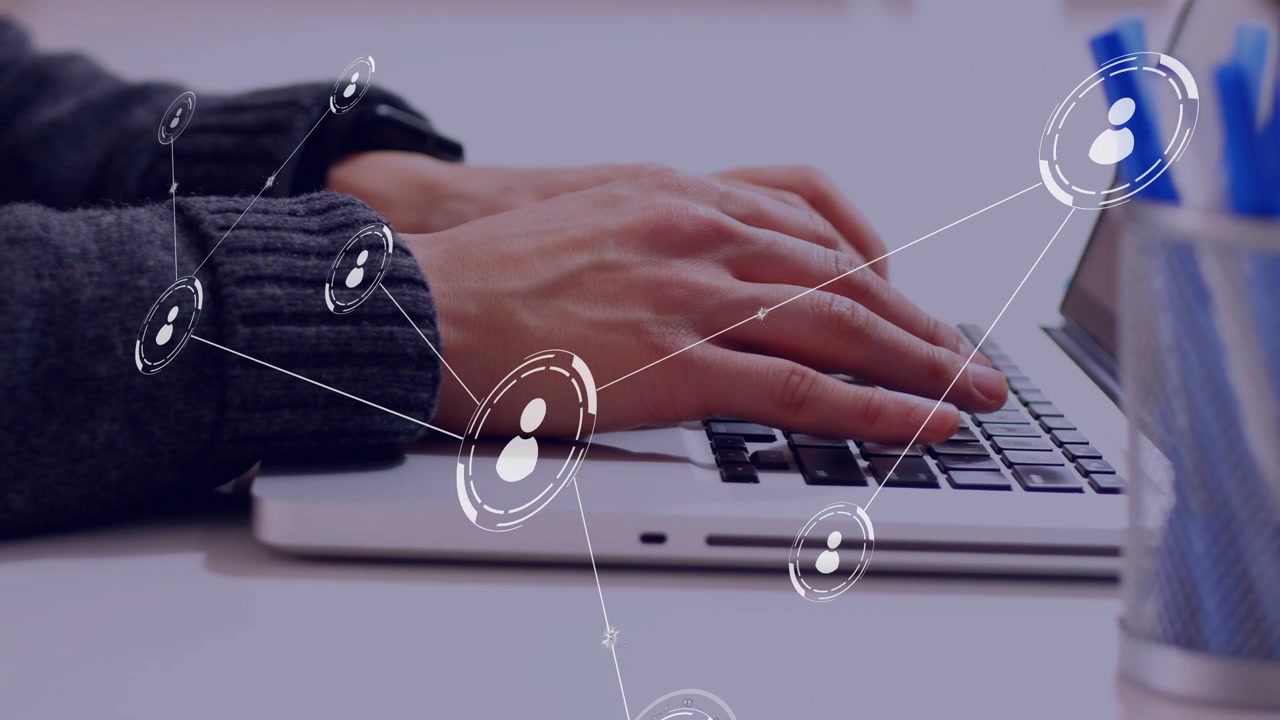 Uomo adulto che inizia a digitare sul laptop, con icone e linee animate sulla tastiera, che mostrano tecnologia.