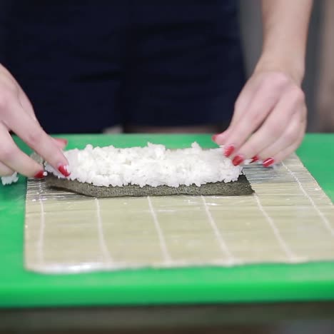 haciendo sushi de salmón, comida japonesa