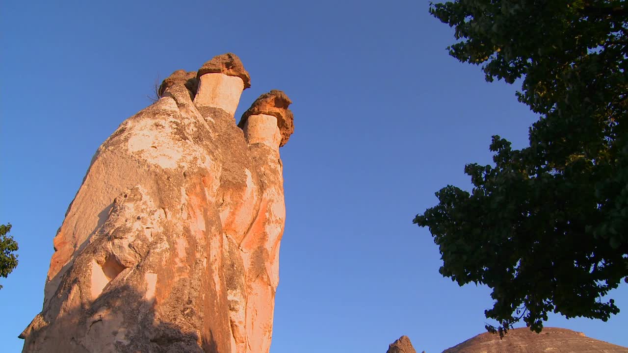 Angolazione bassa di bizzarre formazioni geologiche in Cappadocia, Turchia