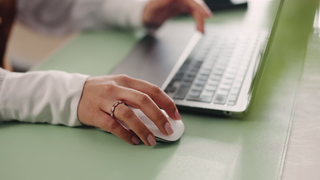 mujer usando computadora portátil
