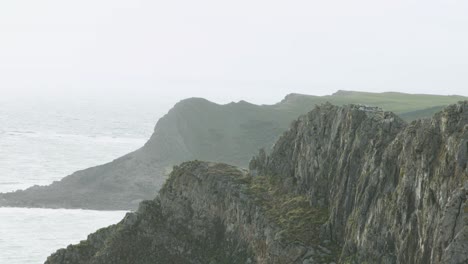 Dramáticos-Acantilados-Costeros-Con-Fondo-De-Mar-Brumoso-En-La-Ruta-De-La-Costa-De-Gower-Gales-Reino-Unido-4k