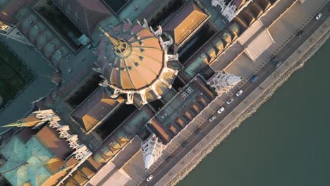 Impresionante-Vista-Aérea-De-Arriba-Hacia-Abajo-Del-Famoso-Edificio-Del-Parlamento-De-Hungría