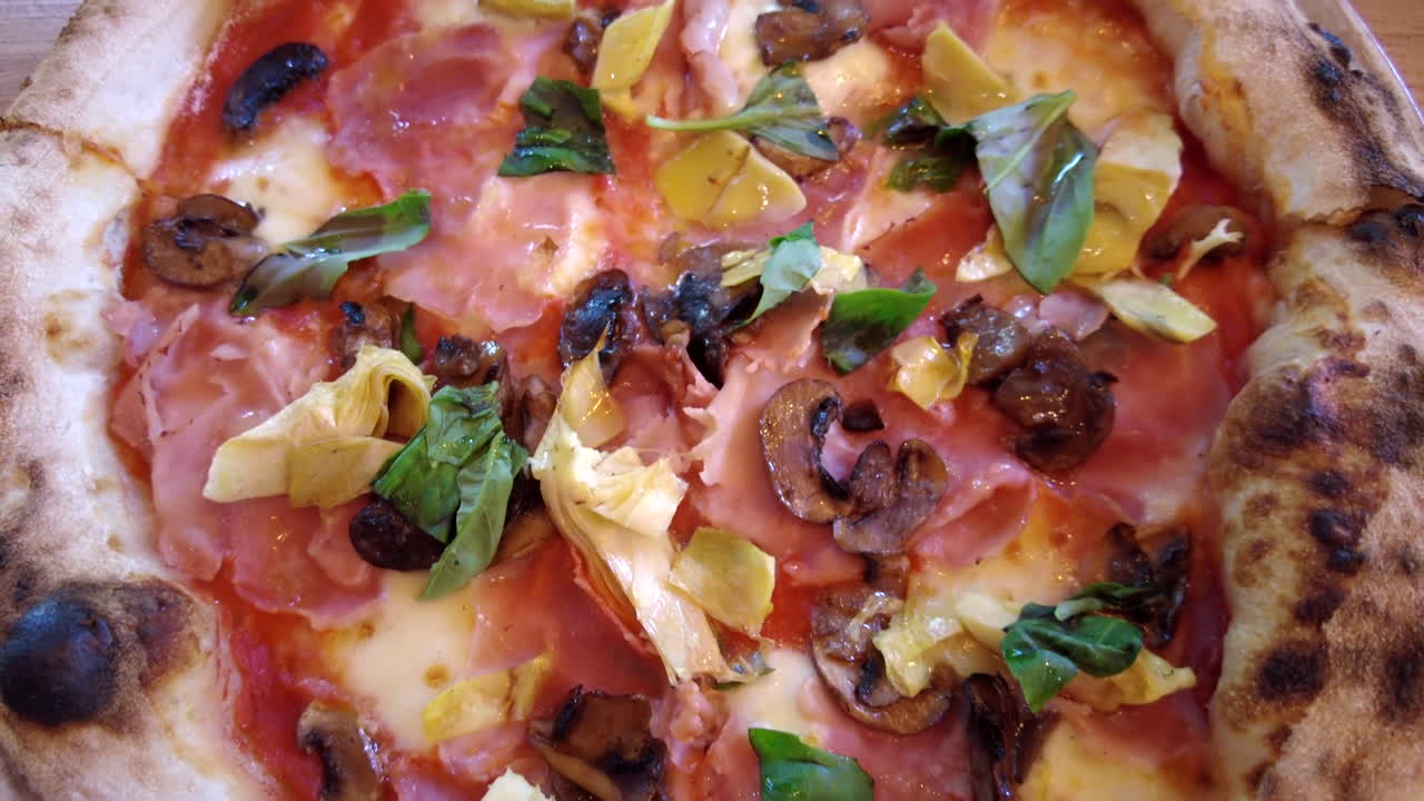 Close de uma pizza em cima de uma mesa em um restaurante