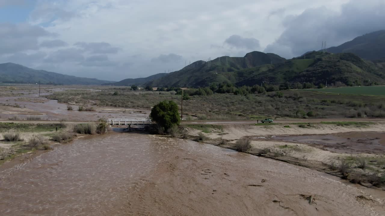 fortes enchentes no rio santa clara espremidas por uma pequena ponte