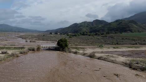 fuertes inundaciones en el río santa clara se exprimieron a través de un pequeño puente