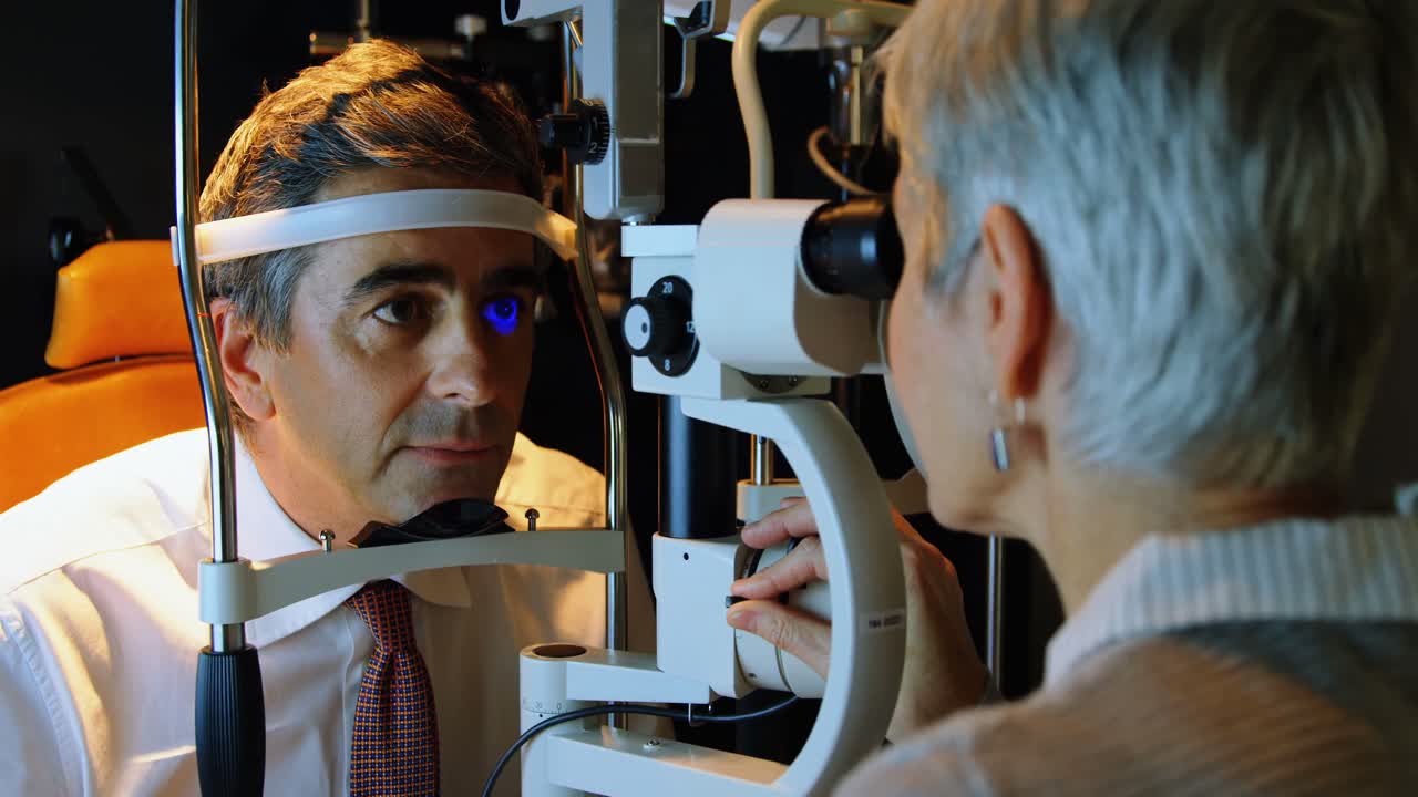 optometrista examinando los ojos del paciente con una lámpara de hendidura 4k