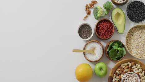 vídeo de aguacate fresco, brócoli, manzana y cuencos de ingredientes a base de plantas con espacio para copiar