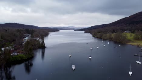 Imágenes-Aéreas-Cinematográficas-De-Un-Pie-Caído-En-El-Lago-Windermere,-Un-Parque-A-Orillas-Del-Lago-Con-Impresionantes-Vistas-De-Las-Montañas-De-Cumbria