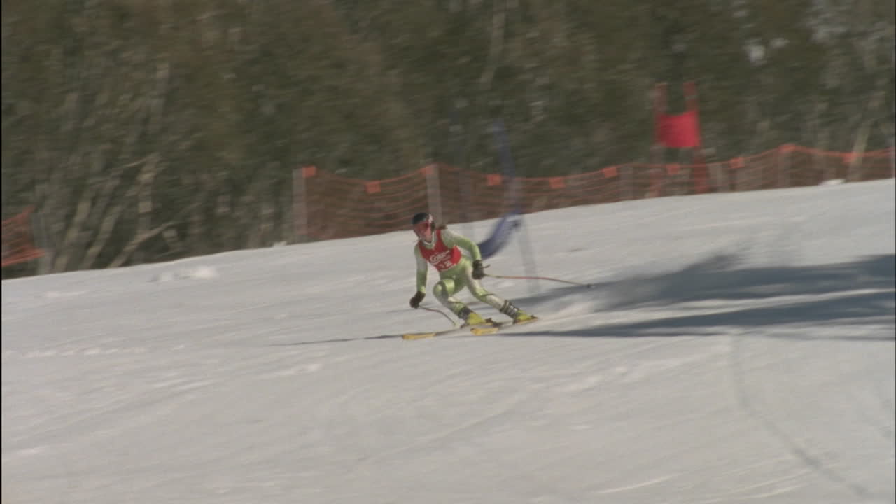 내리막 슬라롬을 통과하는 스키 선수