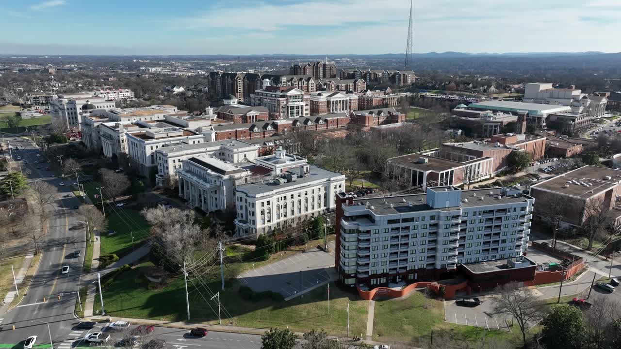 Belmont University i Nashville med campusbygninger og omkringliggende boligområder under sterkt sollys og klar blå himmel. Luftfoto med bredt bilde bakover. TN, USA