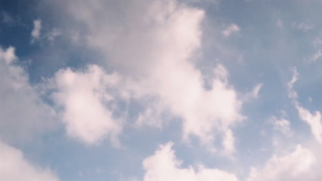 lapso de tiempo de nubes en movimiento rápido con nubes que se mueven en dos direcciones, kodai, tamil nadu