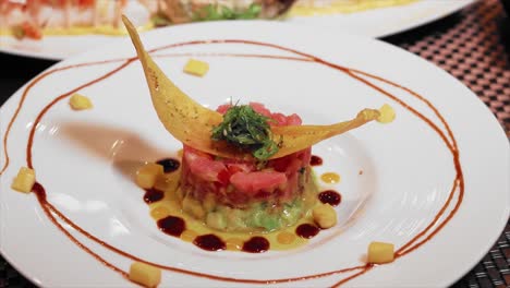 plato de aperitivo de tartar de atún con plátano y plátano verde en un restaurante de lujo