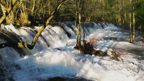 Staudamm-Mit-Überläufen-Am-Fluss-Eume-In-Pontes,-Galizien,-Spanien