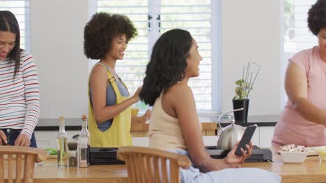 Felices-Amigas-Diversas-Hablando-Y-Cocinando-Juntas-En-La-Cocina