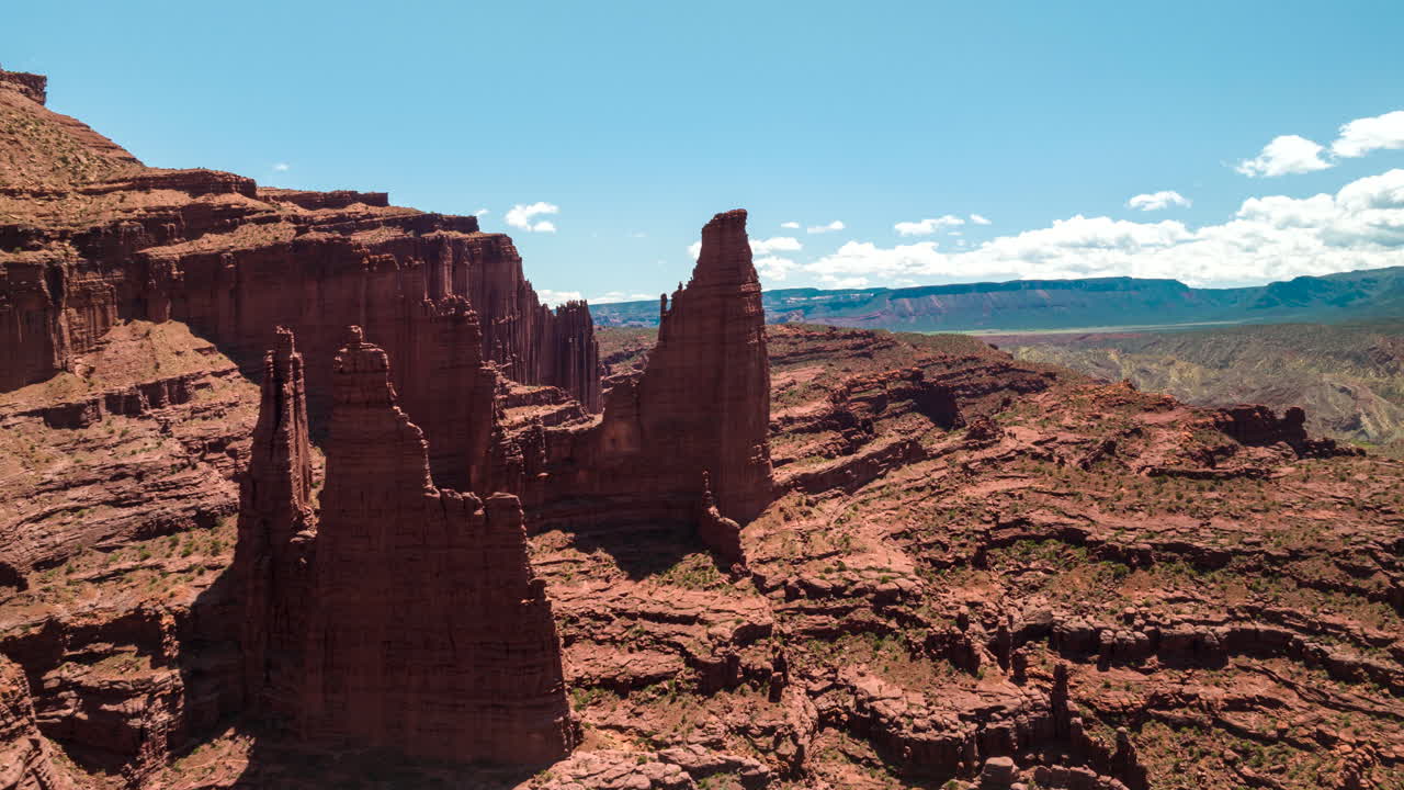 Drone-hyperlapse ved de ikoniske røde sandstens Fisher Towers nær Moab, Utah, USA