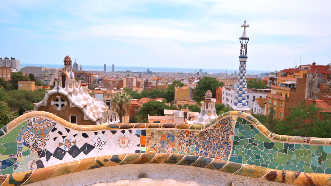 Barcellona, Spagna - 26 agosto 2022: vista degli elementi architettonici del Park Güell, situato sul Turó del Carmel