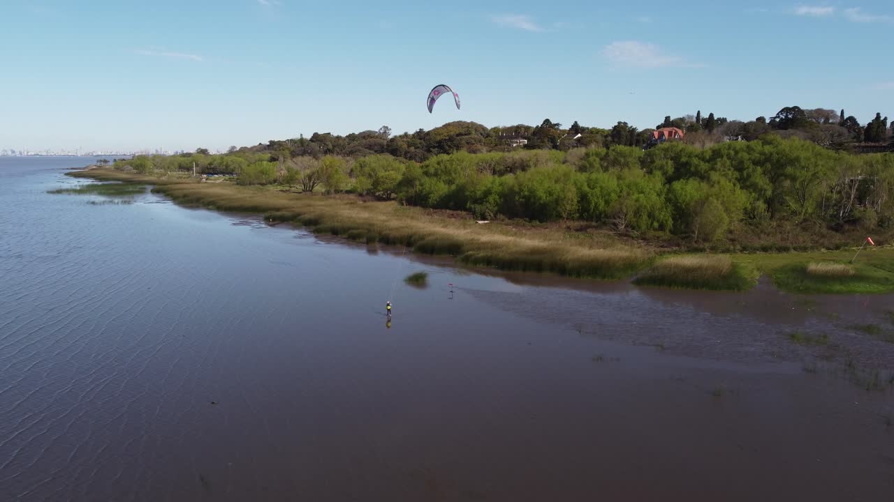 kitesurf en el rio vicente lopez, buenos aires