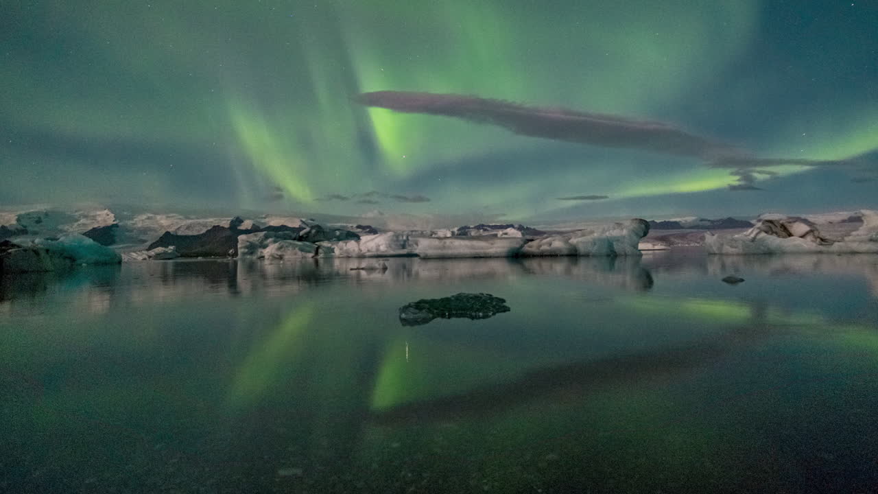 aurora boreal sobre la laguna del glaciar jokusarlon - aurora boreal - sur de islandia - lapso de tiempo