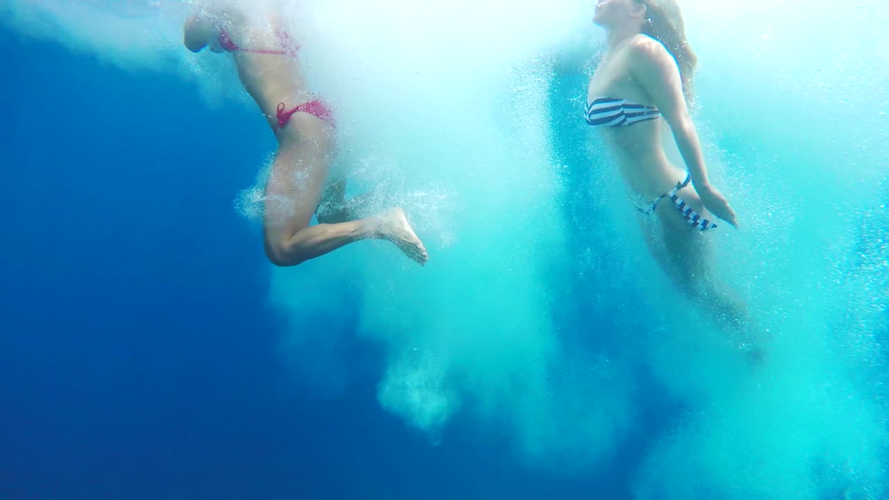 물속으로 다이빙하는 사람들