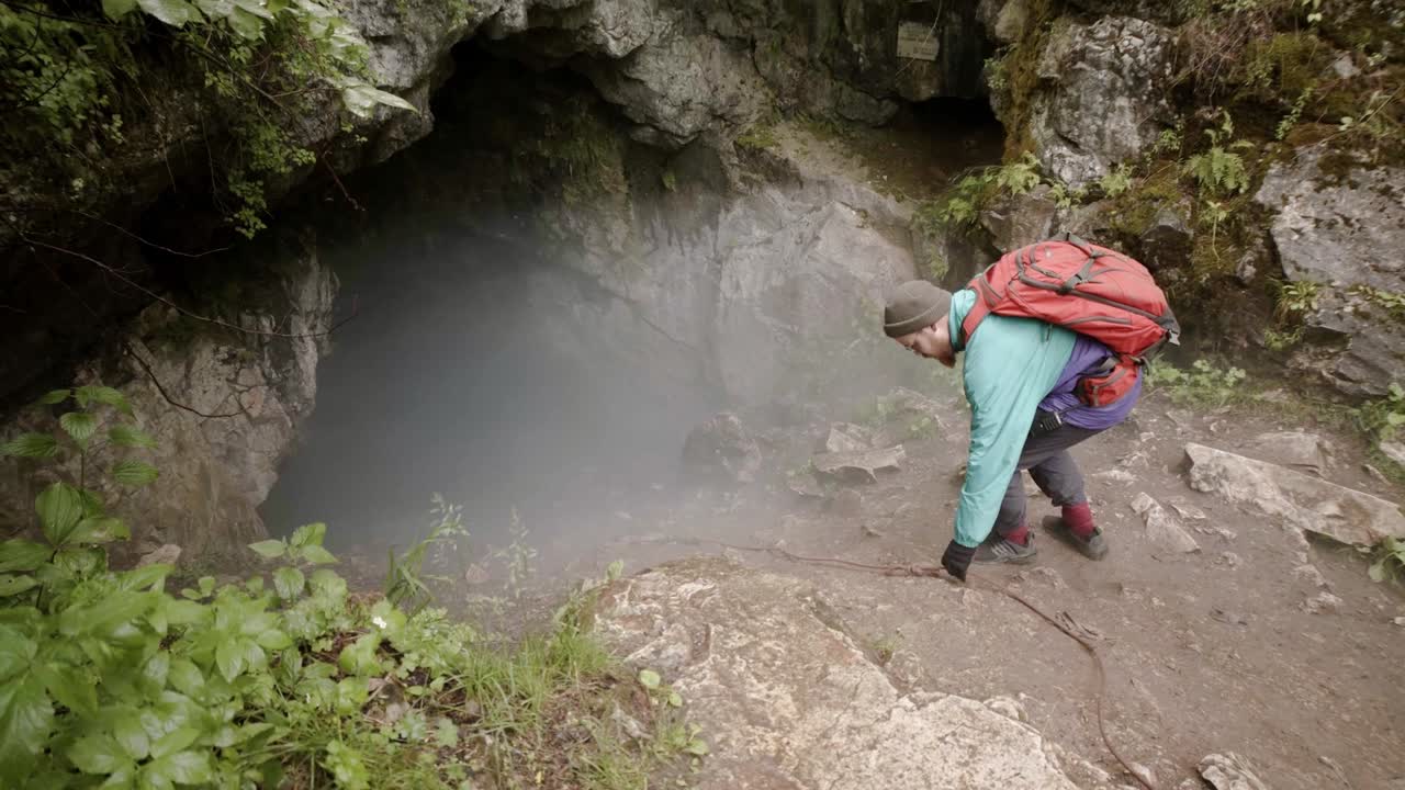 aventura en las cuevas en un bosque de niebla