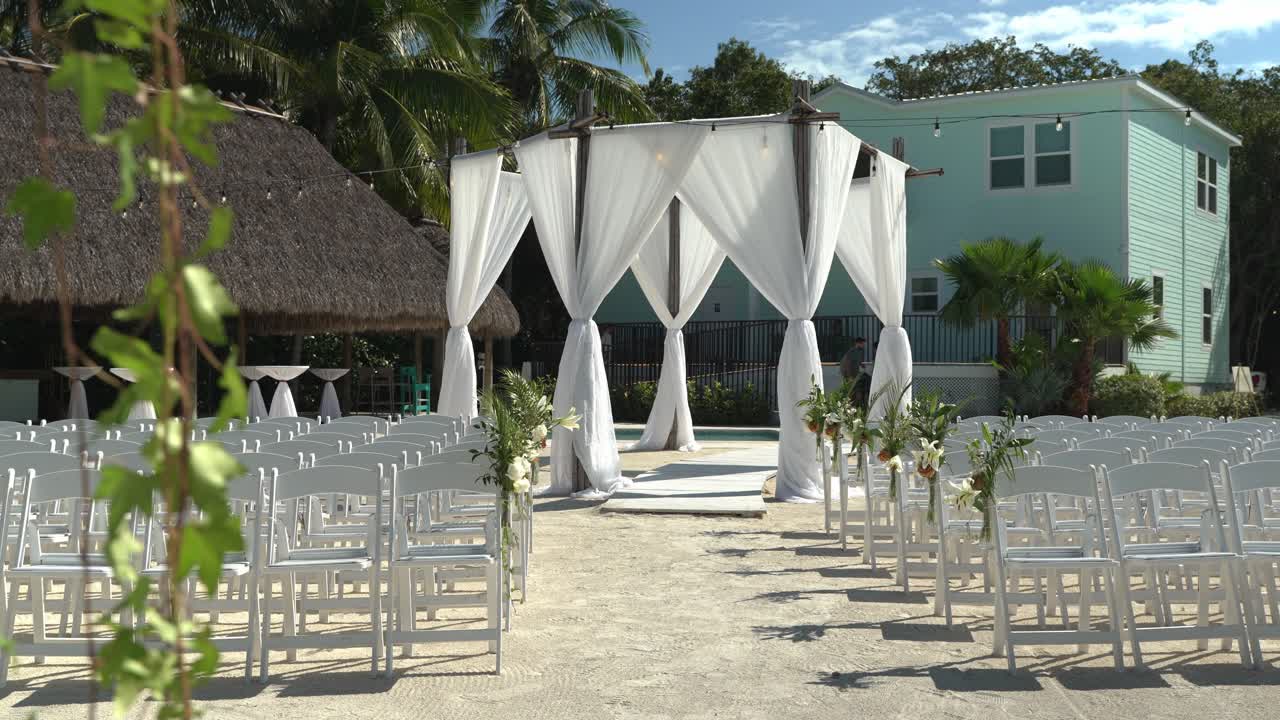 해변에 있는 럭셔리 웨딩 장소, 은 날, 평화와 진정으로 야외 좌석, 모래 해변, 테이블과 함께 약혼 좌석