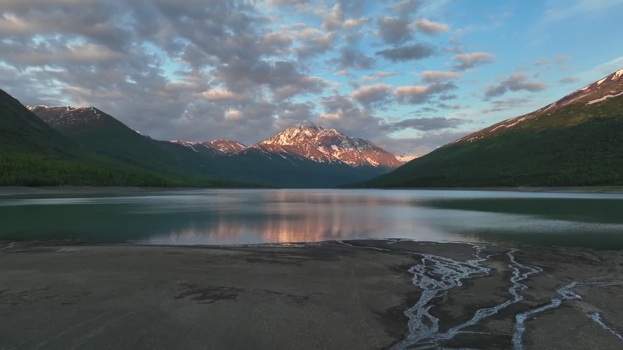 lago azul con reflejo de nubes al atardecer, lago eklutna en anchorage, alaska