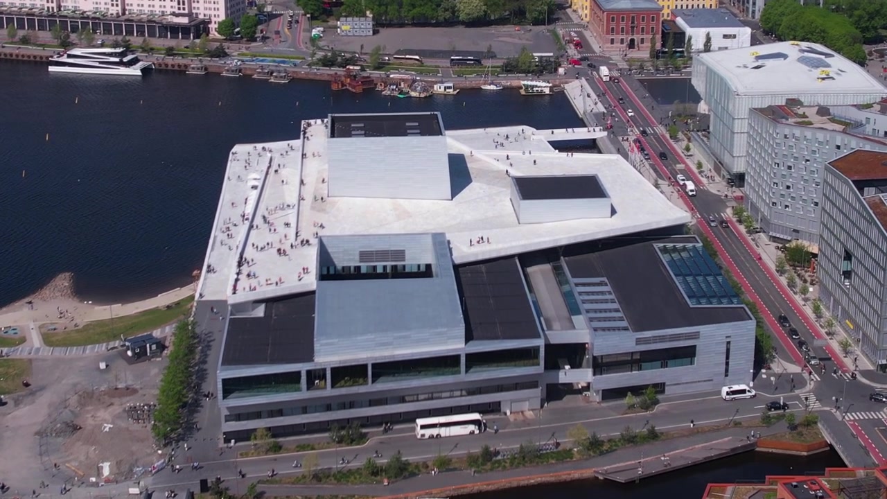 Ópera de Oslo, toma de dron del edificio emblemático de la ciudad en la orilla del agua, Noruega