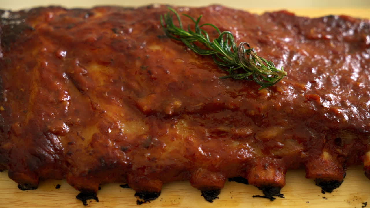costine di maiale alla griglia e barbecue con salsa barbecue