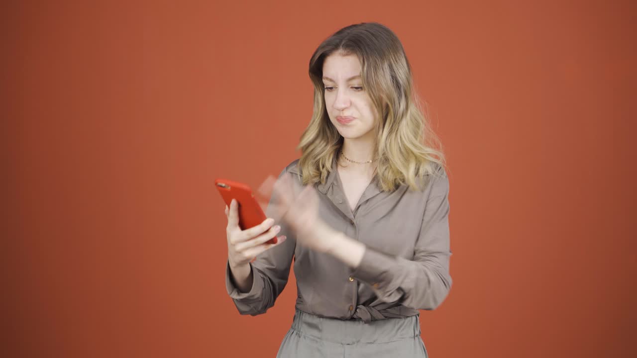 The young woman who can't use the app on the phone.