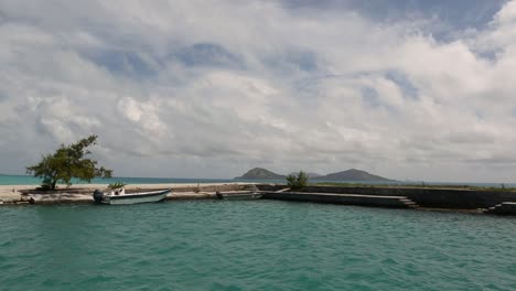 Bahía-Pacífica-Con-Aguas-Azules-Profundas