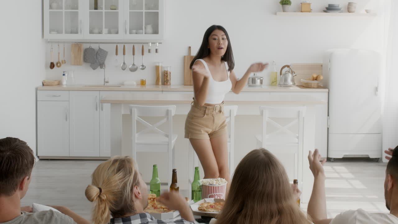 친구들이 부에서 즐거움을 나누고 있습니다.