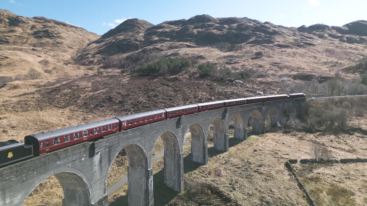 공중 후퇴는 유명한 다이아 ⁇ 에서 놀라운 증기 기관 열차를 드러 ⁇ 니다.