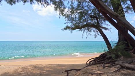 Playa-Con-Arena-Hermosa,-Escena-Tropical-En-Cámara-Lenta