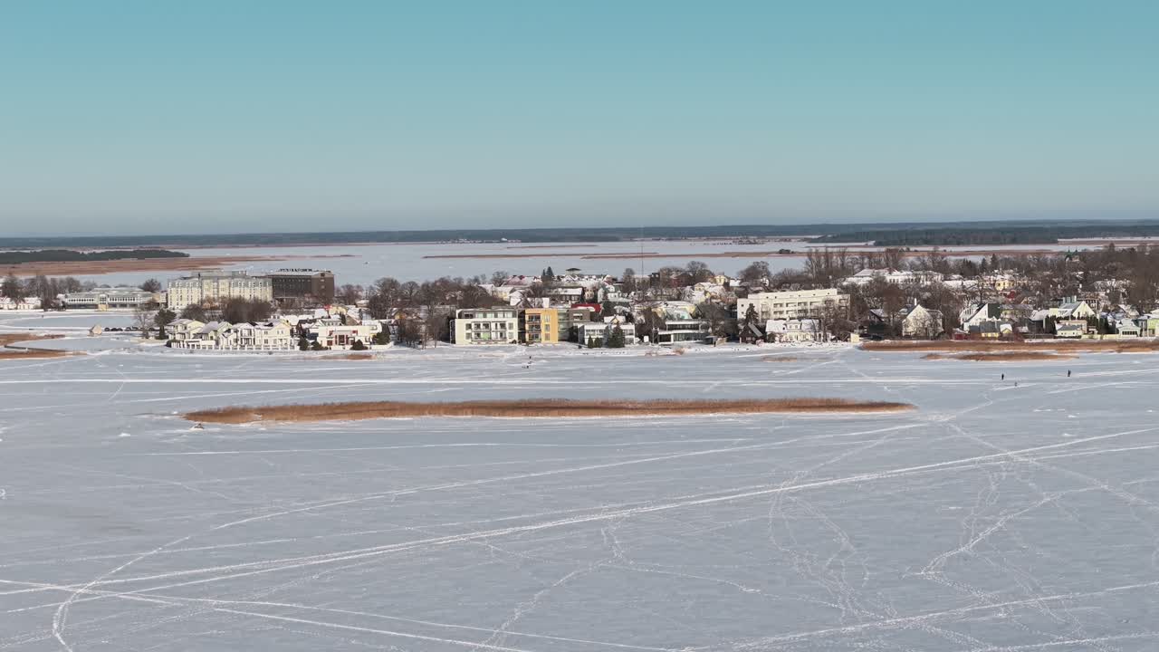 Vue aérienne hivernale des immeubles d'appartements de Haapsalu couverts de neige. Panorama urbain calme à l'ambiance paisible