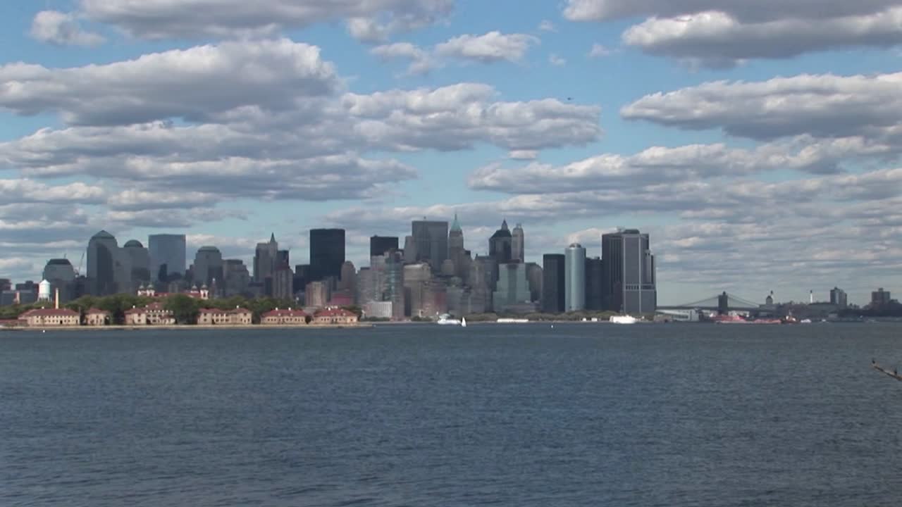 구름이 뉴욕시 뉴욕 위로 이동