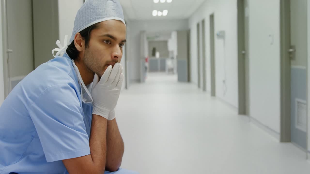 椅子に座っている悲しい外科医