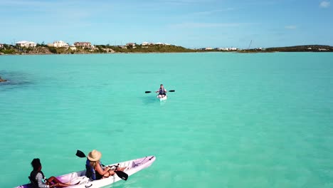 kayakista explorando el océano frente a la costa de providenciales en el archipiélago de las islas turcas y caicos