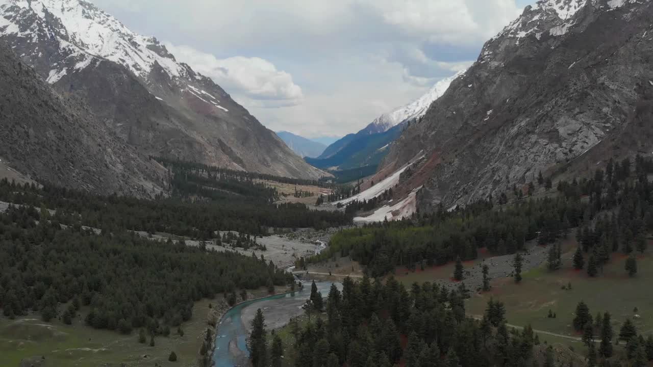 vista aérea del valle de naltar en pakistán