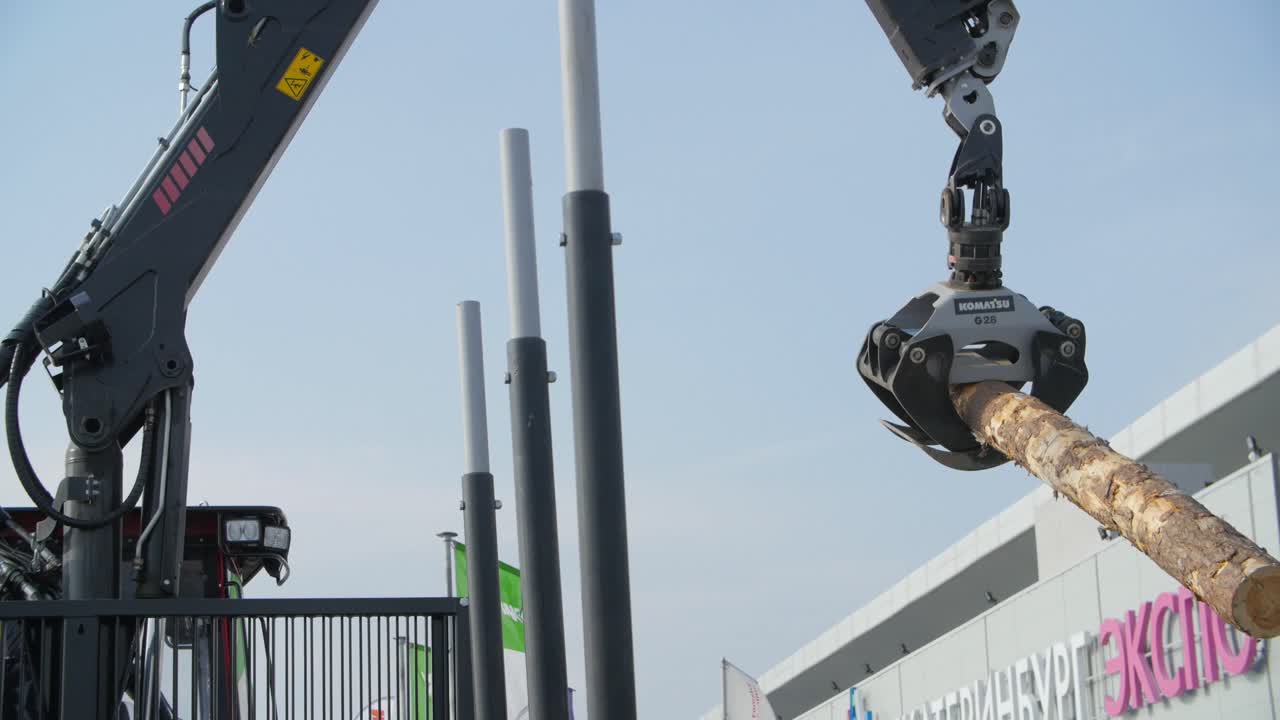 크레인 으로 목재 를 운반 하는 것