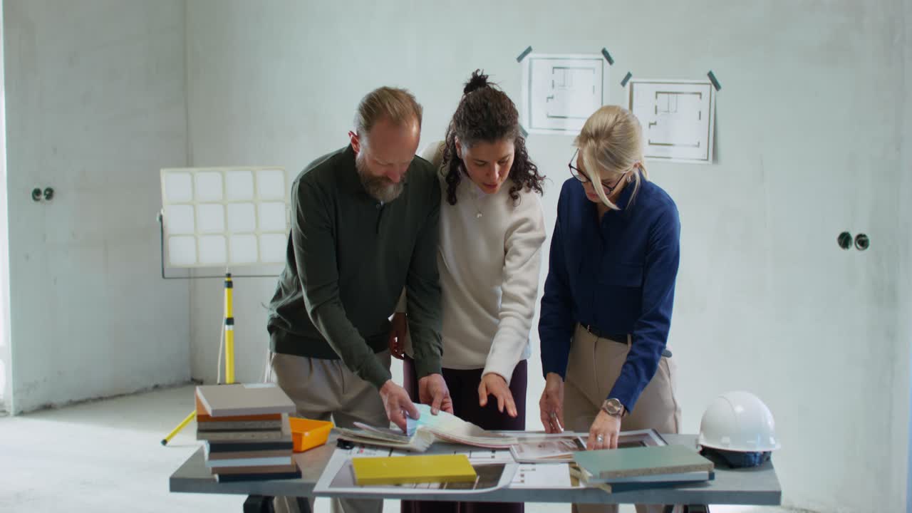 reunión de diseño de interiores en un sitio de construcción