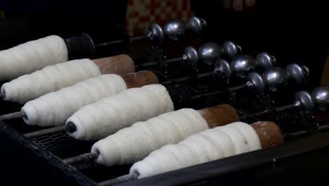 una vista de cerca de la cocina cruda de trdelnik en praga