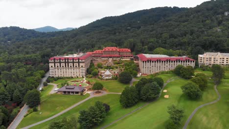 Video-De-Dron-De-4k-De-La-Posada-Histórica-De-Grove-Park-En-Asheville,-Nc-En-Un-Día-Soleado-De-Verano-2