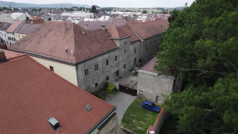 Vuelo-De-Drones-Sobre-La-Parte-Renacentista-De-La-Ciudad-De-Moravská-Třebová,-Alrededor-De-Edificios-Antiguos-Y-Un-Parque,-República-Checa