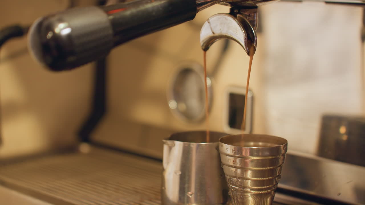 Attività in caffetteria. Espresso appena preparato. Scena vivace in caffetteria con espresso appena fatto che scorre. Atmosfera energica in caffetteria con espresso fumante e clienti indaffarati
