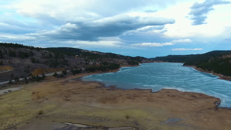 Imágenes-Aéreas-Ascendentes-Del-Embalse-De-Barker-Meadows