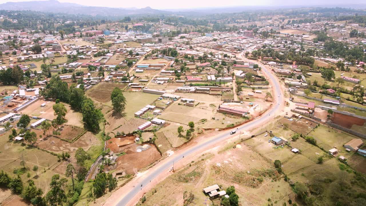 Volo inclinato di drone su un vivace mercato locale in un villaggio tribale di Kapenguria, una comunità rurale tradizionale in Kenya, Africa.