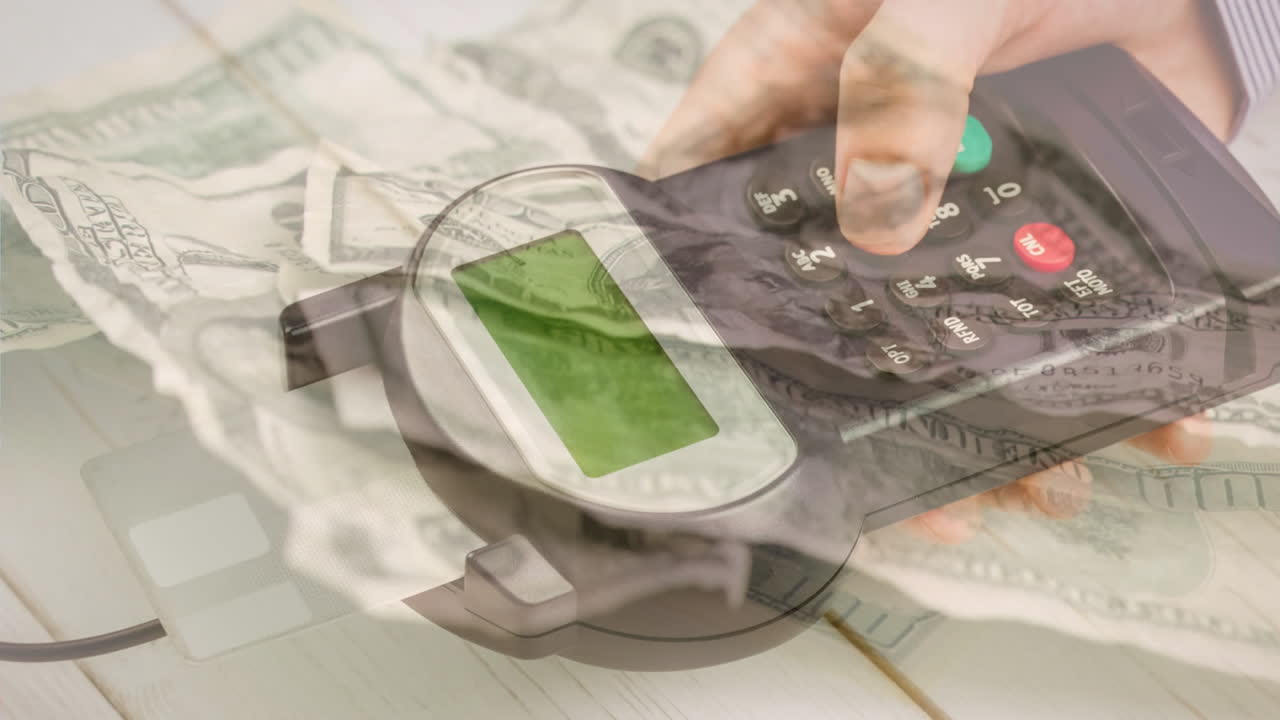 animación de billetes de dólar que caen sobre la mano de un hombre caucásico que tiene una terminal de pago